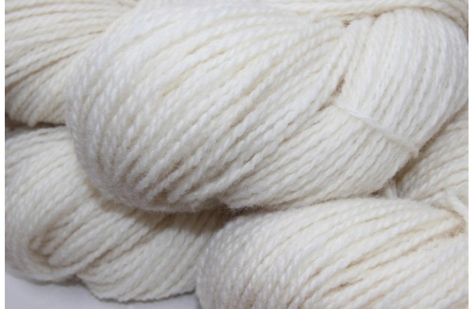 Weißes Wollgarn aus litauischer Schafwolle – 100% Naturwolle (150m/100g)