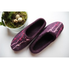 Violette Wollhausschuhe mit Schalmuster