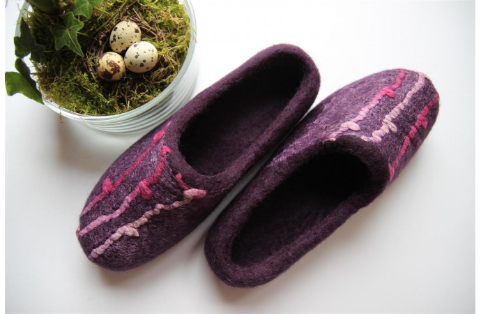Violette Wollhausschuhe mit Schalmuster