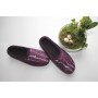 Violette Wollhausschuhe mit Schalmuster