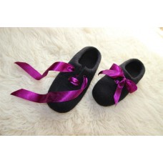 Schwarze gefilzte Wollhausschuhe mit violetten Schleifen