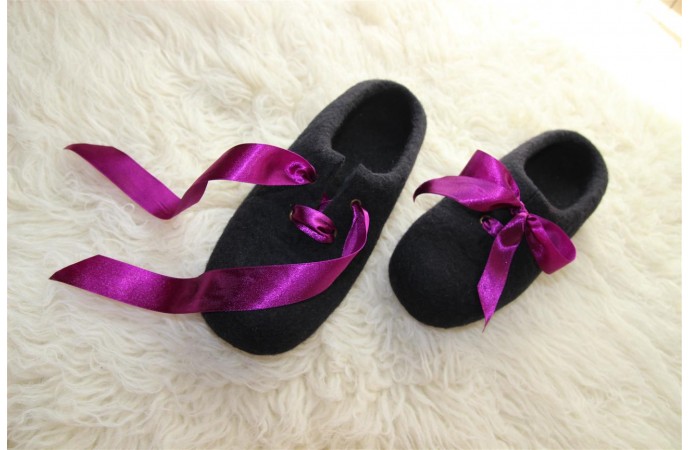 Schwarze gefilzte Wollhausschuhe mit violetten Schleifen
