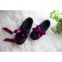 Schwarze gefilzte Wollhausschuhe mit violetten Schleifen