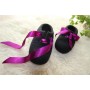 Schwarze gefilzte Wollhausschuhe mit violetten Schleifen