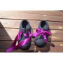 Schwarze gefilzte Wollhausschuhe mit violetten Schleifen