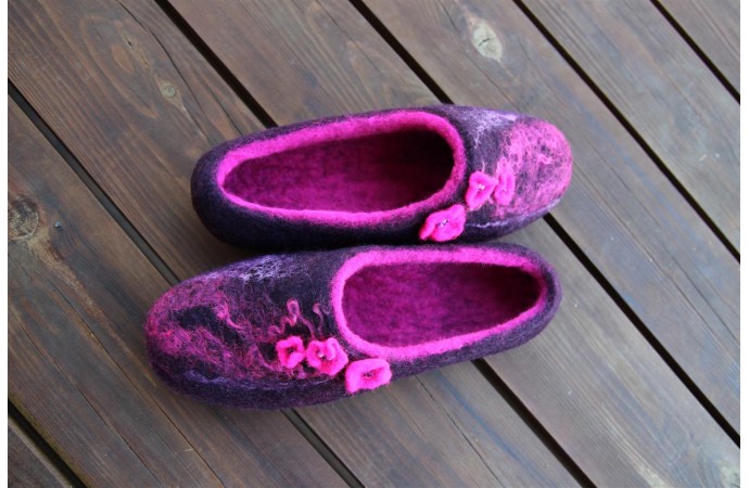 Violette Wollhausschuhe mit eingefilzten Seidenstücken